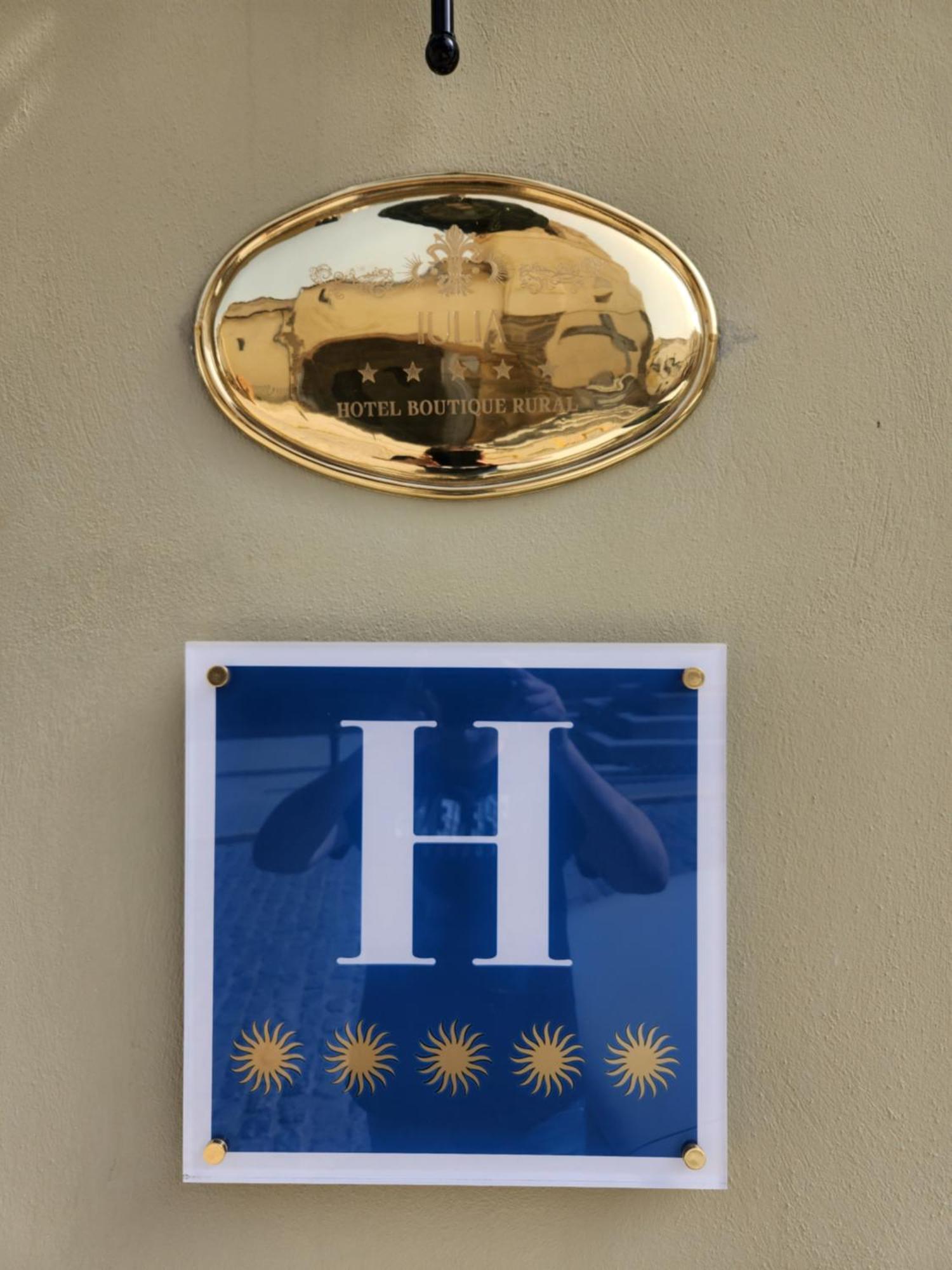 Hotel Boutique Iulia 5 Estrellas Medina de las Torres Exterior photo
